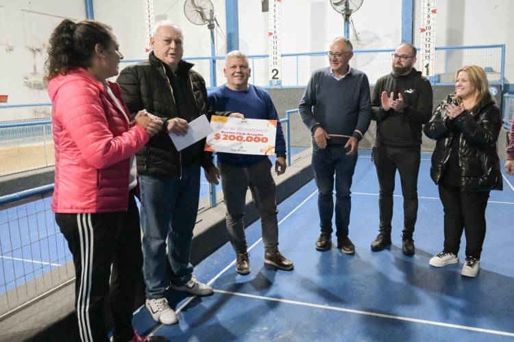 EL INTENDENTE GUSTAVO VISITÓ LAS INSTALACIONES DEL BOCHÍN CLUB ARROYITO