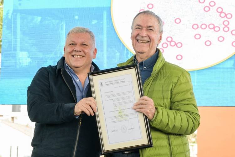 EL INTENDENTE JUNTO AL GOBERNADOR INAUGURARON EL PRIMER POLIDEPORTIVO TECHADO EN EL SECTOR SUR