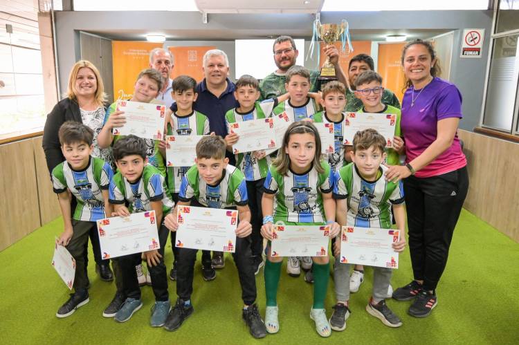 EL INTENDENTE BENEDETTI RECONOCIÓ A LOS CAMPEONES DEL TORNEO INFANTIL ORGANIZADO POR CANAL 12