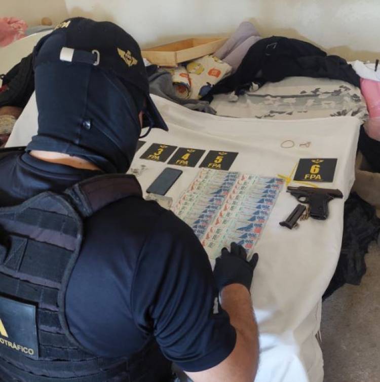 ARROYITO: FPA SECUESTRÓ ESTUPEFACIENTES, DINERO Y UN ARMA DE FUEGO. UN DETENIDO