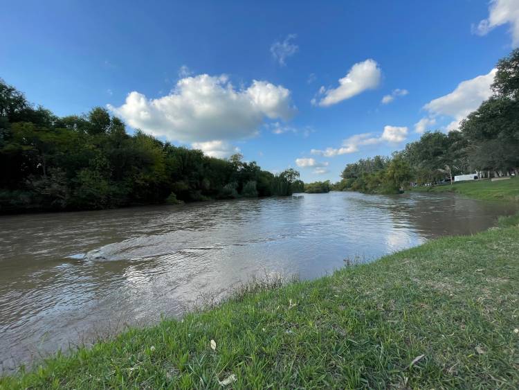 Dolor en Arroyito: Aparece sin vida un hombre en la vera del río