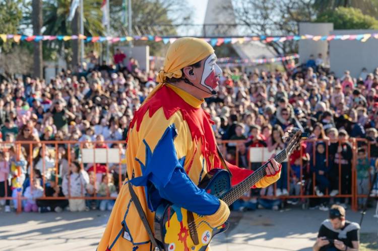 Arroyito celebró a lo grande el Día de las Infancias con Piñón Fijo