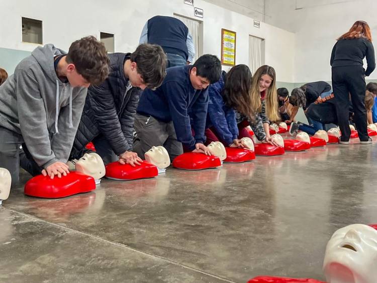 Más de 200 estudiantes participaron en la Jornada de Capacitación en RCP y Maniobra de Heimlich