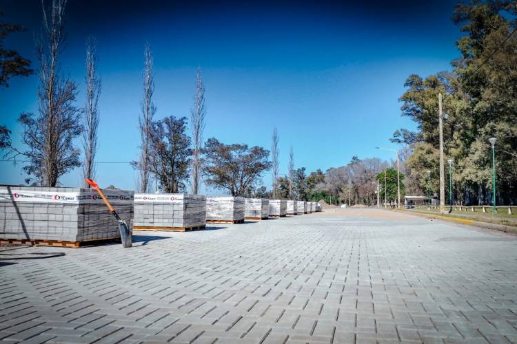 Arroyito adoquina 15.000 m² en la avenida central de su Costanera