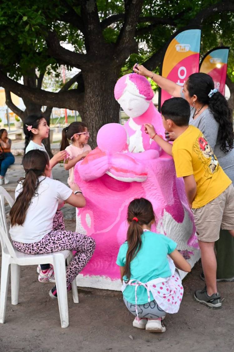 Intervención artística en el Monumento a la Madre por el Mes Rosa