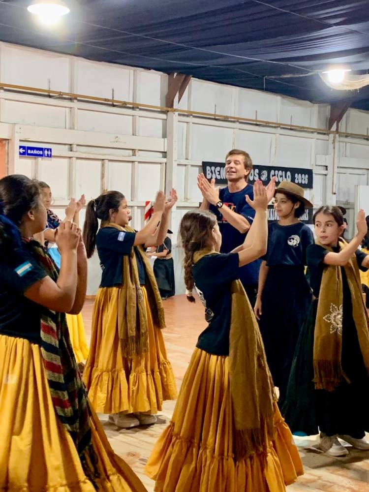 Arroyito: 45 niños y niñas de la Escuela Municipal de Folklore se capacitaron con el maestro Ariel Sosa